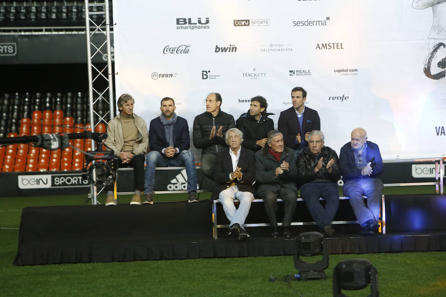 Fernando Giner, Juan Sol, Roberto Gil, Vicente Guillot, Pepe Claramunt, Ricardo Arias, Miguel Tendillo, Dario Felman, Voro González, Miguel Ángel Bossio, Paco Camarasa, Fabian Ayala, David Albelda, Carlos Marchena, Vicente Rodríguez, Miguel Ángel Ferrer 'Mista', Luis Milla, Santiago Cañizares, Javier Farinós, Cristian 'Kily' González, Juan Sánchez, Miguel Ángel Angulo, David Navarro y Rubén Baraja han sido los encargados de anunciar el partido de leyendas que disputarán los exjugadores del Valencia CF contra conocidos futbolistas de la selección española. Mestalla ha acogido la presentación del encuentro que tendrá lugar el domingo 24 de marzo, justo una semana después de que el conjunto blanquinegro cumpla los 100 años de existencia. Las gradas del estadio valencianista se han abierto para el público que ha deseado volver a disfrutar de aquellos jugadores que todo fan recuerda con cariño. Mario Alberto Kempes ha anunciado, a través de un vídeo, que asistirá al partido del centenario.