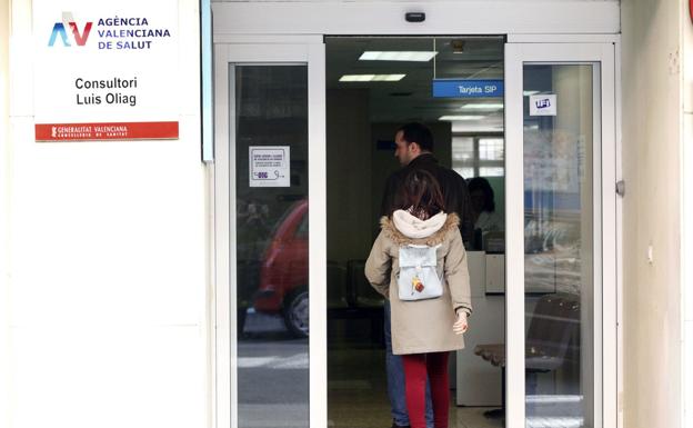 Usuarios accediendo a un centro de salud, en una imagen de archivo. 