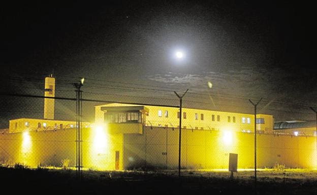 Vista nocturna de la cárcel de Picassent en una foto de archivo. 