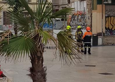 Imagen secundaria 1 - Un escape de gas obliga a cortar el entorno de la catedral de Valencia