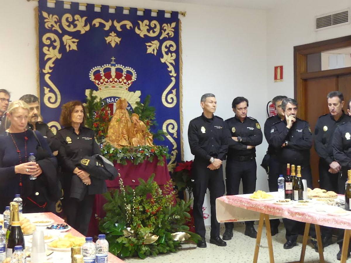 El escultor cartagenero Juan José Quirós, autor de la primera escultura en España que representa a los patronos de la Policía Nacional, donó ayer un grupo escultórico de la Sagrada Familia a la Jefatura Superior de Policía de la Comunitat Valenciana. El jefe superior de Policía, el comisario principal José Javier Cuasante, agradeció la preciada donación y destacó el arte religioso de Quirós, que empezó a fraguar su carrera en la década de los 90 y es uno de los últimos discípulos del prestigioso imaginero José Sánchez Lozano. Tanto Cuasante como Quirós manifestaron que el grupo escultórico representa la unión del arte y la valencianía al estar inspirada la imagen de María en la Virgen de los Desamparados. Al acto también asistieron el delegado del Gobierno y la consellera de Justicia, entre otras autoridades, así como un grupo numeroso de mandos de la Policía Nacional.