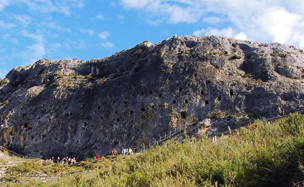 Imagen principal - Ruta por cuevas piratas, con calaveras y pasadizos para visitar con niños en la Comunitat