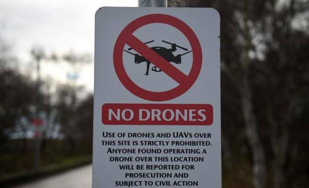 Cartel que avisa de la prohibición de sobrevolar la zona del aeropuerto de Gatwick con drones.