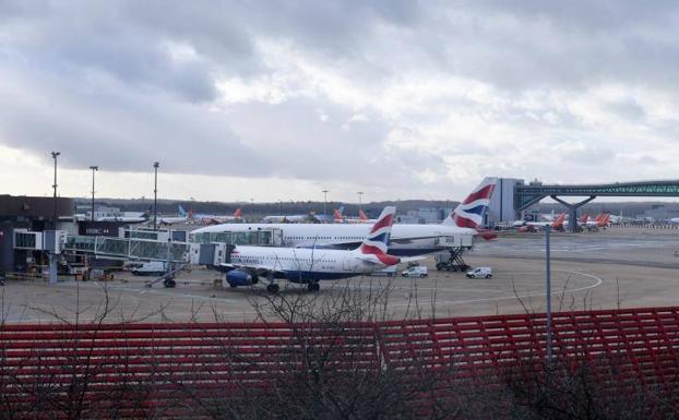 Imagen principal - El aeropuerto de Gatwick, el octavo más grande de Europa, está viviendo escenas de caos después de que se hayan cancelado más de 240 vuelos este jueves.