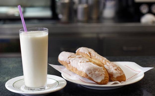 Horchata y fartons de un local valenciano. 