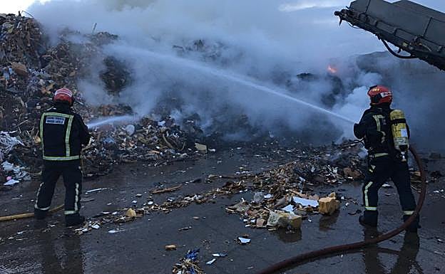 Dos intoxicados por humo en el incendio de una planta de reciclaje en Almassora