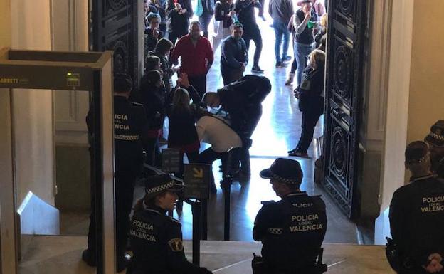 El Mercado Central y los comerciantes se rebelan contra Ribó por los cortes del tráfico