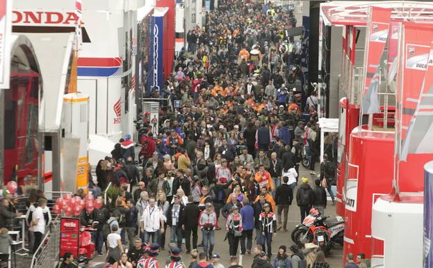 El paddock del Circuito rebosante de gente.