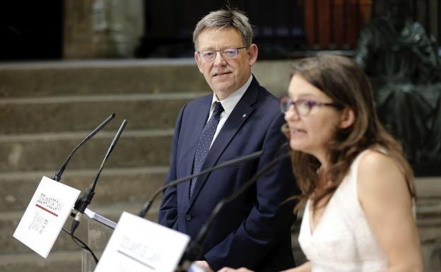 El presidente Puig observa a su socia de Gobierno y vicepresidenta Oltra. 