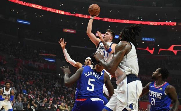 Luka Doncic lanza a canasta ante la oposición de la defensa de los Clippers.