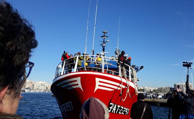 Imagen principal - Santa Pola recibe como héroes a los pescadores del &#039;Loreto&#039;