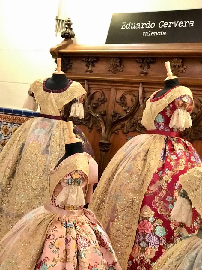 Las falleras mayores de Valencia y sus cortes de honor ya conocen cada uno de los complementos y detalles que lucirán en su reinado. Eduardo Cervera, Elvira Bella, Cristina Peris, Vicente Ballester y Ana Muñoz, entre los artistas que han confeccionado cada una de las piezas