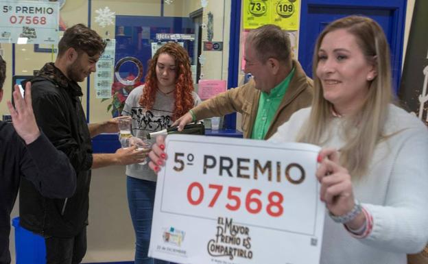 Rocío Romero, hija del dueño de la administración de loterías del centro comercial Leclerc de Ciudad Real que ha vendido 15 series del número 07568.