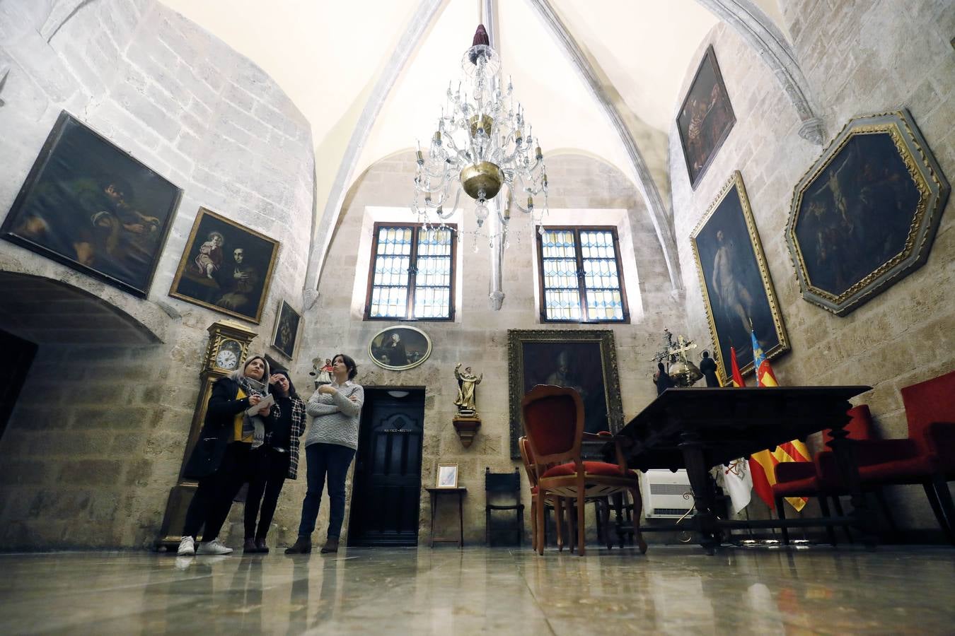 La iglesia, que sacó a la luz los frescos de Palomino, abre a las visitas la desconocida sala Capitular. El espacio, origen de la parroquia en el siglo XV, presenta su estado original e incluye obras de Juan de Juanes y Esteban March