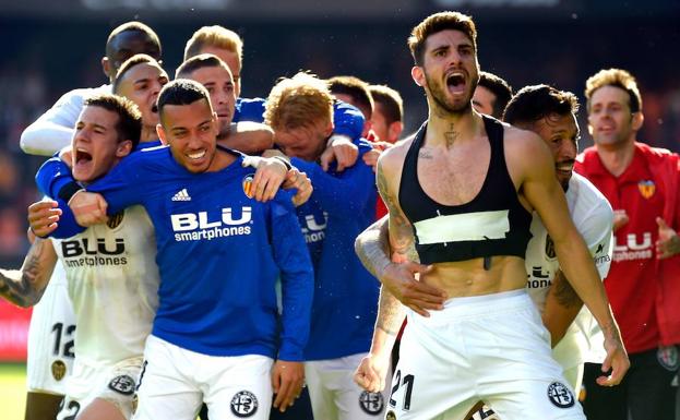 Los jugadores del Valencia celebran el gol de Piccini.