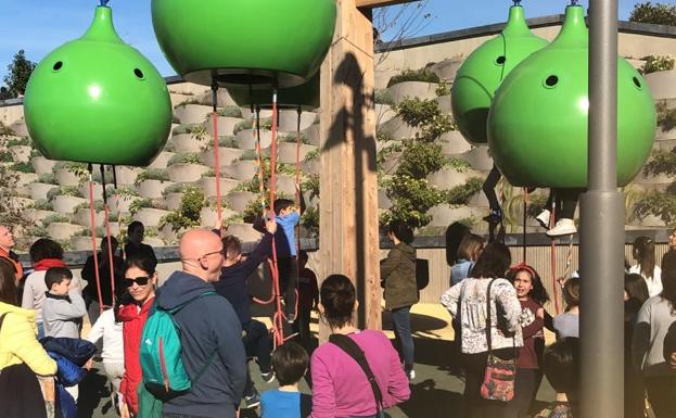 Niños y mayores, este domingo, en la zona infantil del parque Central. 