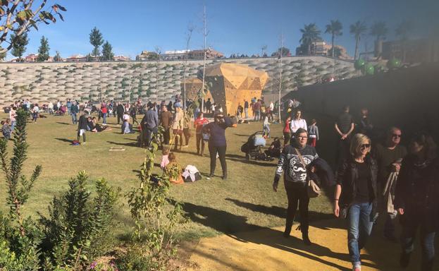 Cientos de personas pasean este domingo por el parque Central. 