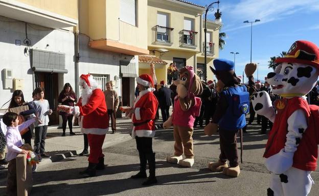 Cabalgata de Papá Noel en Miramar, al fondo la Unió Musical Milamarina.