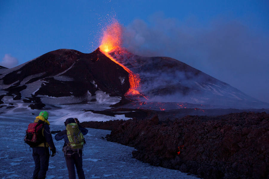 Una gran parte del espacio aéreo alrededor del volcán ha sido cerrada por falta de visibilidad. 