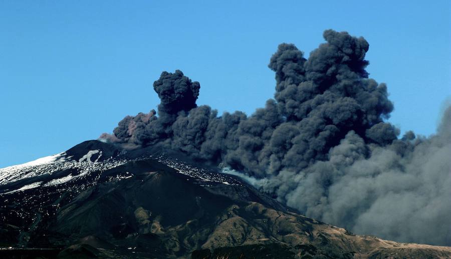 El Etna, con 3.300 metros, es el volcán más activo de Europa, con erupciones frecuentes, conocidas desde al menos 2.700 años. 