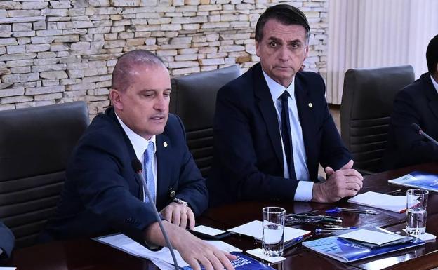 A la derecha, el presidente electo de Brasil, Jair Bolsonaro, en una reunión el pasado día 19.