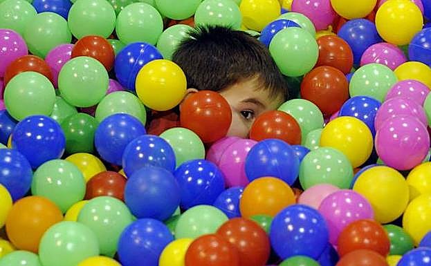 Un niño se divierte en una edición anterior de Expojove. 