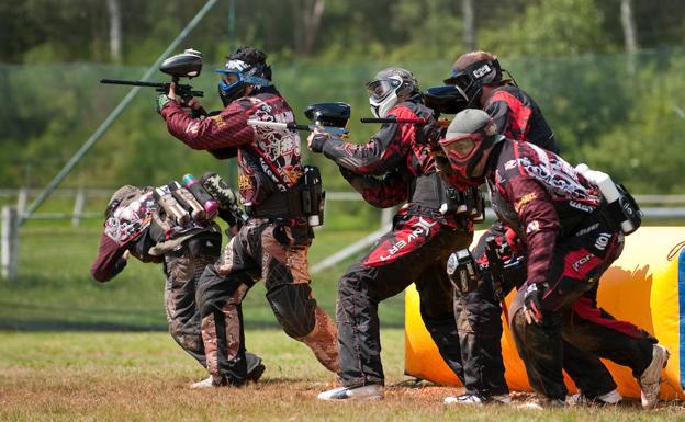 Un grupo de participantes durante una partida de paintball.