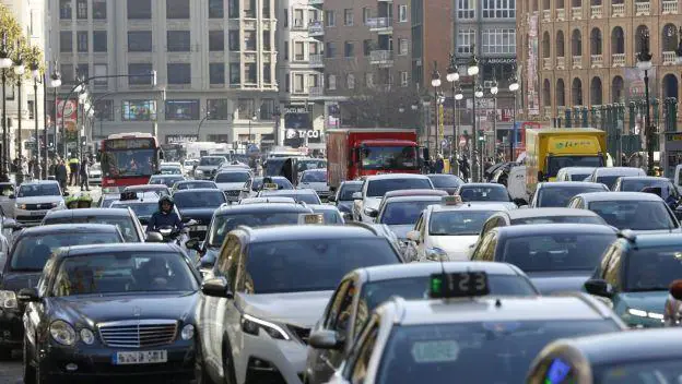 La calle Xàtiva, congestionada de tráfico el pasado lunes. 