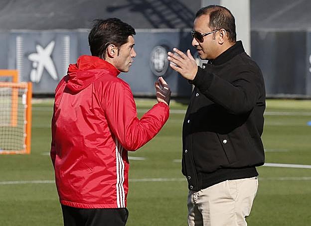 Marcelino habla con Murthy en el campo de entrenamiento.