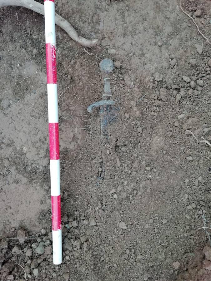 Las excavaciones arqueológicas para la consolidación del sector sudeste de la muralla del castillo de Aín, cofinanciadas por la Generalitat y por el ayuntamiento del propio municipio castellonense, han permitido hallar una espada medieval en buen estado de conservación. La espada tiene 94 centímetros de longitud, una cruz de 13 centímetros y pomo esférico, con dos aretes de bronce en la empuñadura y una acanaladura central en la hoja