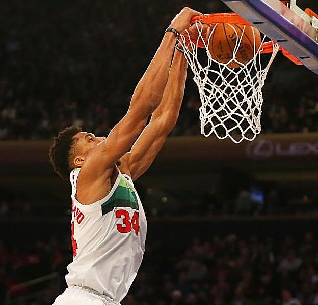 Giannis Antetokounmpo machaca el aro. 