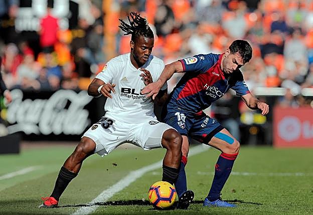 Batshuayi trata de mantener la posesión del balón ante Insúa. 