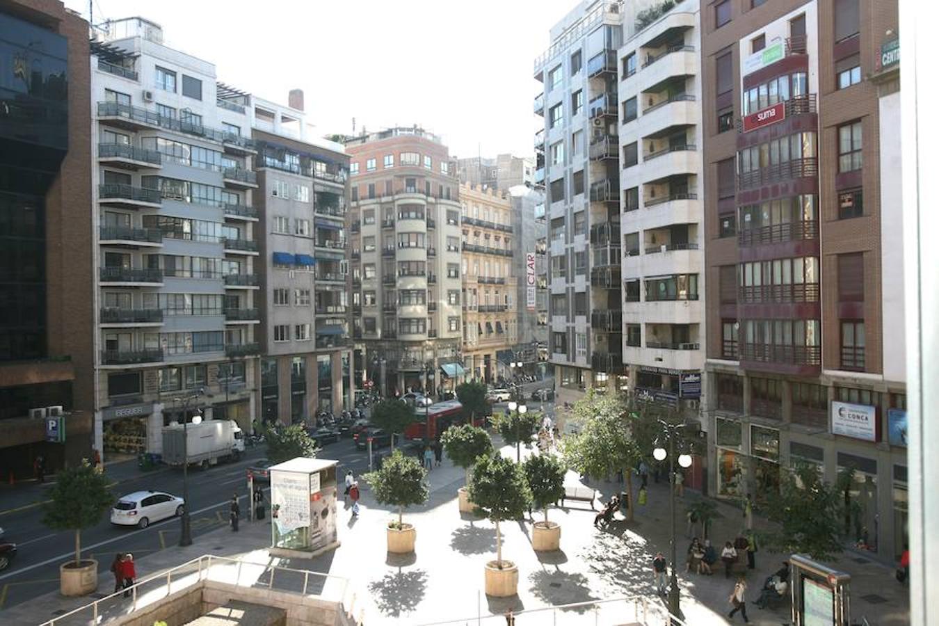 Vivir en la céntrica  plaza de Los Pinazo  cuesta, de precio medio, 4.177 euros/m2.