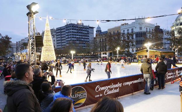 La plaza del Ayuntamiento está llena de actividades para pasar el último día del año. 