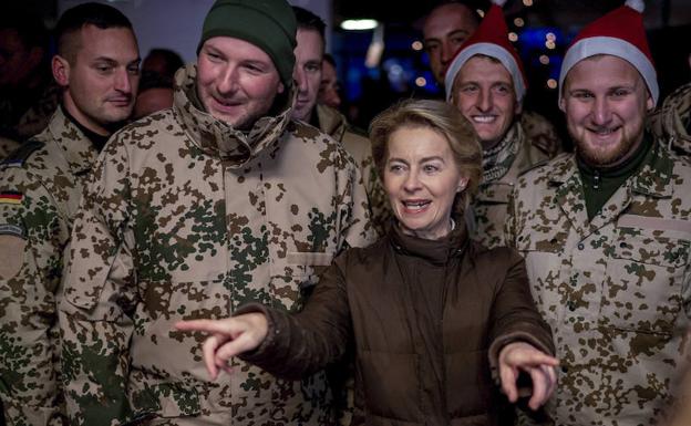 La ministra de Defensa, Ursula von der Leyen, durante su visita navideña a las tropas en Afganistán.