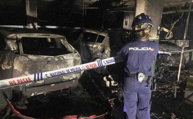 Vehículos en el garaje tras el incendio.