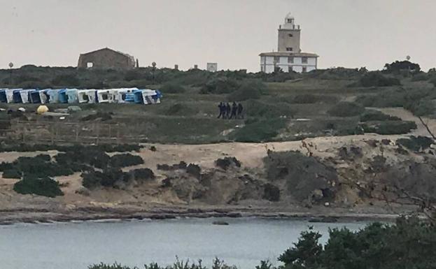 Una patera con una docena de inmigrantes llega a la isla de Tabarca