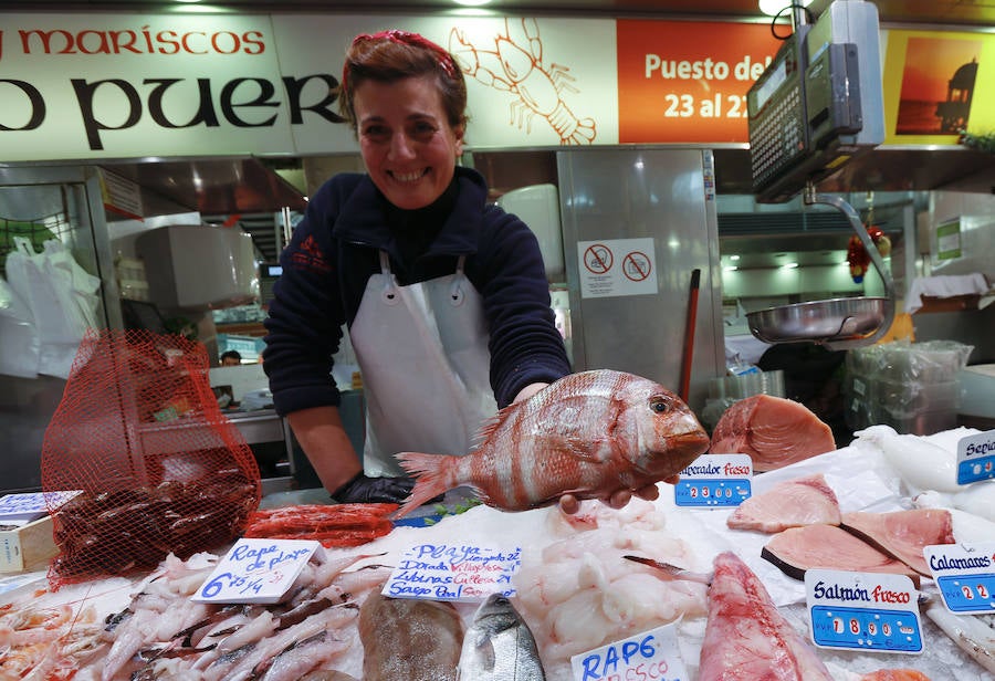 Lleno hasta la bandera. Así ha estado este sábado el centro de Valencia con curiosos que querían fotografiar todos los escaparates, pero sobre todo con gente haciendo las compras de Nochevieja. Uno de los puntos de encuentro que ha registrado el cartel de 'completo' ha sido una vez más el Mercado Central. El marisco, salazones, frutos secos y quesos variados llenan las cestas a dos días del Fin de Año. 