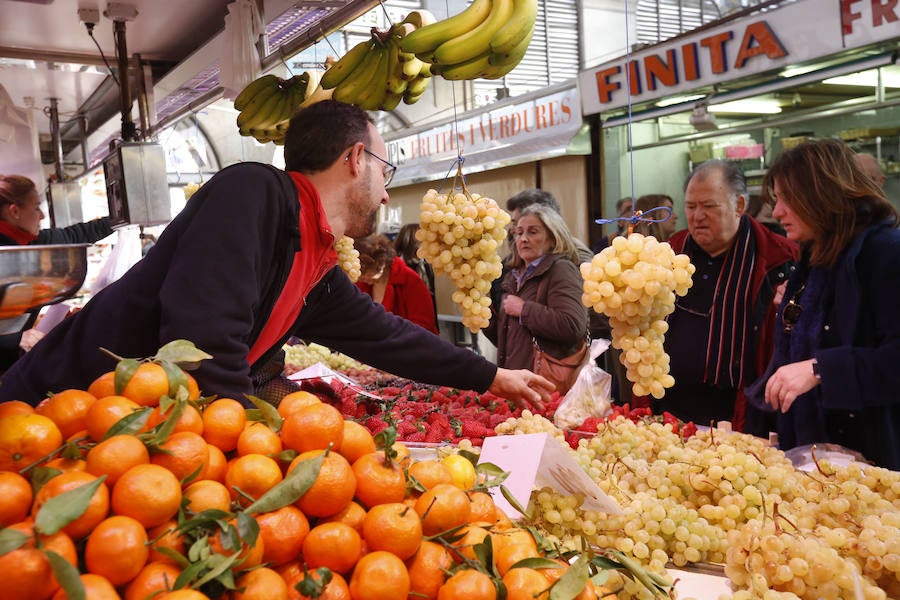 Lleno hasta la bandera. Así ha estado este sábado el centro de Valencia con curiosos que querían fotografiar todos los escaparates, pero sobre todo con gente haciendo las compras de Nochevieja. Uno de los puntos de encuentro que ha registrado el cartel de 'completo' ha sido una vez más el Mercado Central. El marisco, salazones, frutos secos y quesos variados llenan las cestas a dos días del Fin de Año. 