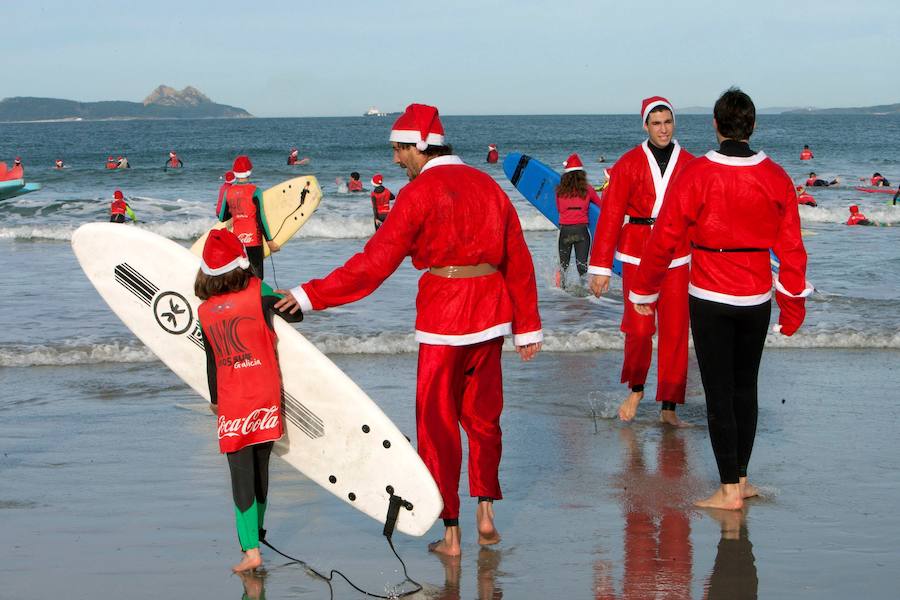 Las fiestas de Navidad ofrecen muchas imágenes curiosas. Baños en aguas gélidas, salsódromo en Cali, papanoeles en la playa, en la guerra, en moto o haciendo surf. Muchos papanoeles y... el Grinch. 