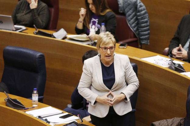 Ana Barceló, consellera de Sanidad, durante una intervención en un pleno de Les Corts. 