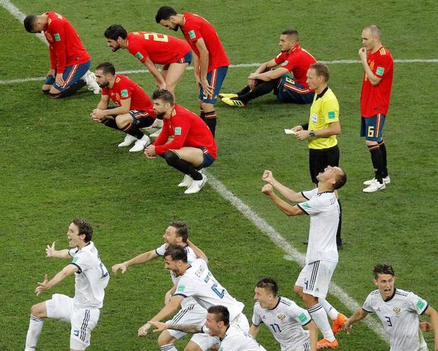 La selección rusa celebra el pase a cuartos, ante la desolación de los futbolistas de La Roja. 