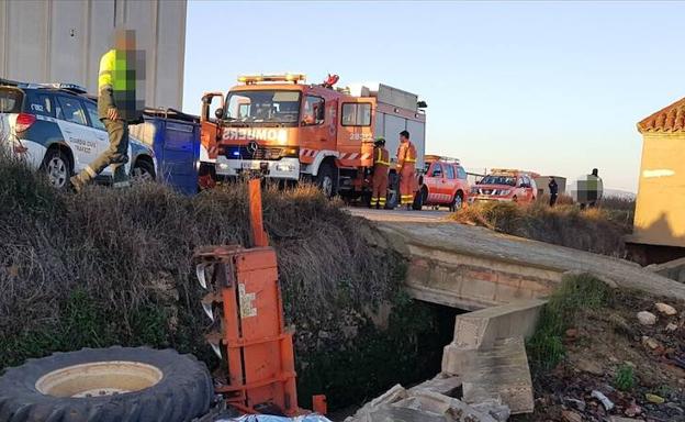 Alginet | Un hombre muere al volcar un tractor en Alginet