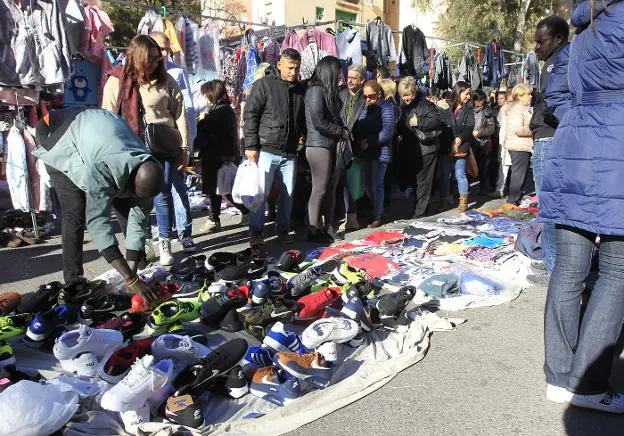 Manteros en una de las calles del mercadillo de Castilla, ayer por la mañana. 