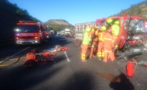 Actuación de los bomberos en el accidente en la A-7.