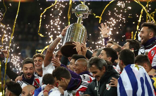 Los jugadores y el cuerpo técnico de River celebran la victoria en la final disputada en el Bernabéu. 