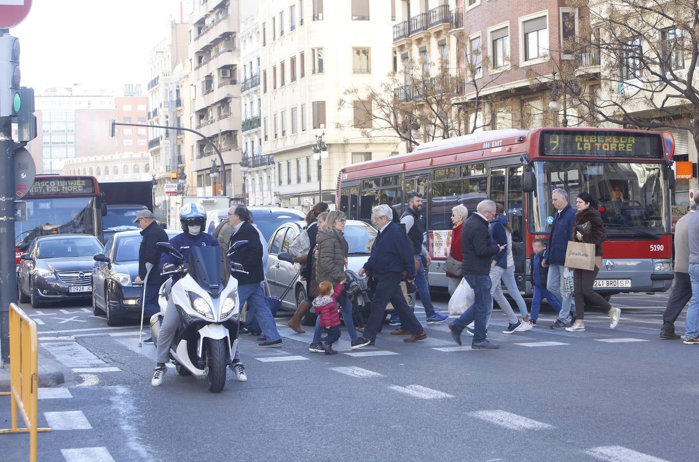 Las compras para la cena de fin de año y la comida de bienvenida a 2019 saturan el centro de la ciudad durante este lunes