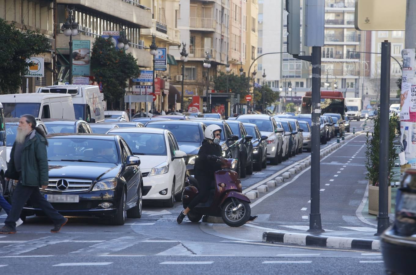 Las compras para la cena de fin de año y la comida de bienvenida a 2019 saturan el centro de la ciudad durante este lunes