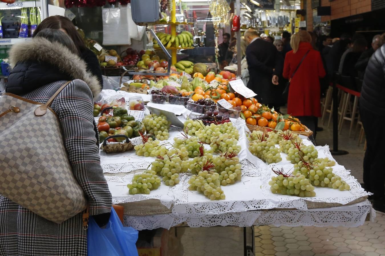 Las compras para la cena de fin de año y la comida de bienvenida a 2019 saturan el centro de la ciudad durante este lunes