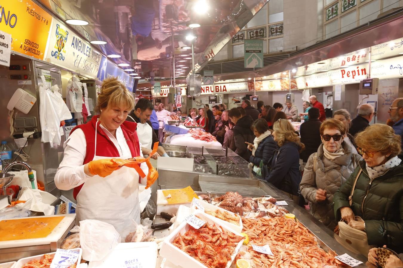 Las compras para la cena de fin de año y la comida de bienvenida a 2019 saturan el centro de la ciudad durante este lunes